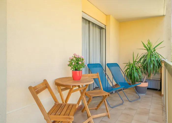 Spacious Apartment At A 5 Min Walk From The Beach